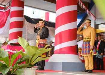 Bupati Dompu Pimpin Upacara Pengibaran Bendera Peringatan HUT Kemerdekaan RI Ke-78 Tahun 2023