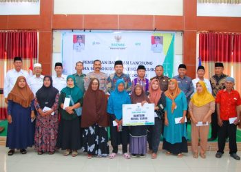 Bupati Dompu Serahkan Modal Usaha dari Baznas