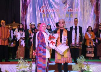 Wabup H. Syahrul Parsan Didampingi Ketua Dekranasda dan Ketua GOW Hadiri Pemilihan Putri dan Putra Dompu   