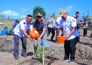 Pemkab Dompu bersama Jajaran Polres Aksi Tanam Pohon di Desa Lanci Jaya