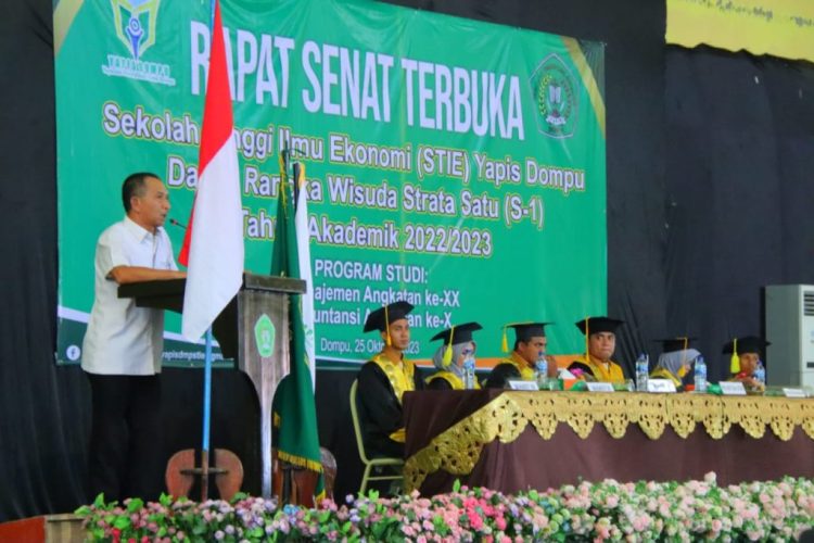 Asdum Setda Dompu Hadiri Wisuda STIE Yapis   
