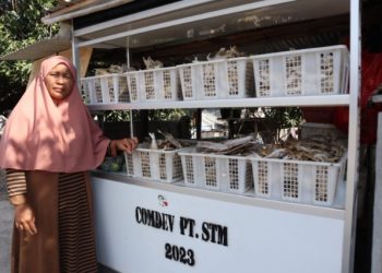 Berdayakan Ekonomi Warga di Area Tambang, STM Serahkan Bantuan Kios Mini