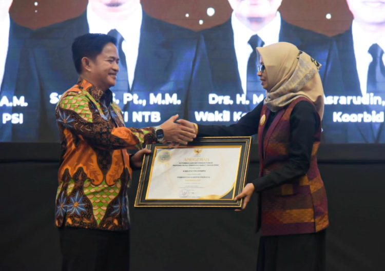 Pjs. Bupati Dompu Terima Anugerah Kabupaten Informatif      