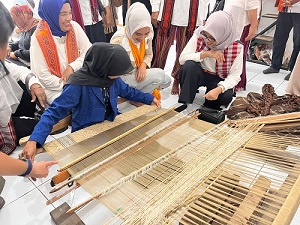 Pjs. Bupati Studi Banding Komparasi Perkembangan Industri Tenun
