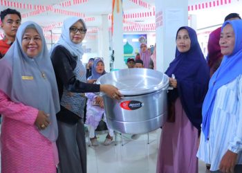 Pjs. Bupati Dompu Serahkan Bantuan Peralatan UMKM   