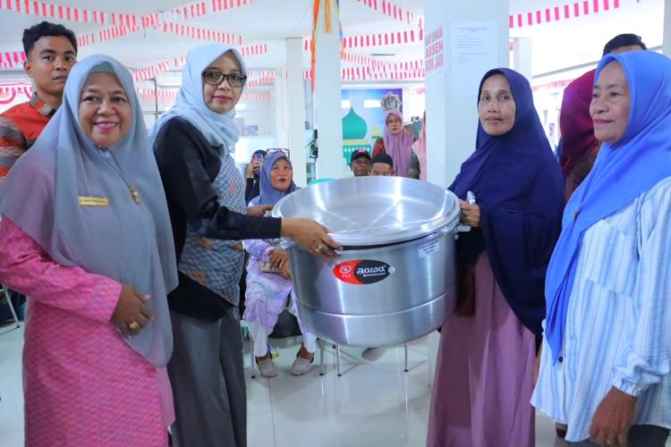 Pjs. Bupati Dompu Serahkan Bantuan Peralatan UMKM   