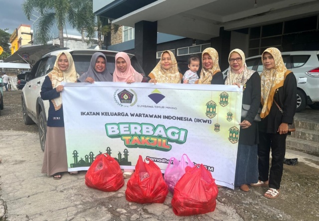 Berkah Ramadhan, IKWI Dompu Berbagi Takjil Gratis