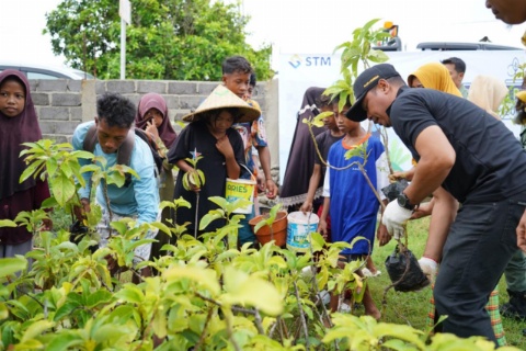 Hari Menanam Pohon Indonesia, PT STM bersama Warga Hu’u Tanam Ratusan Bibit Pohon