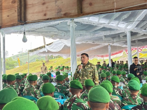 Kunjungan Menhan Sjafrie Sjamsoeddin ke Mako Brigif TP 31/PS Dorong Prajurit Terus Mengabdi untuk Masyarakat 
