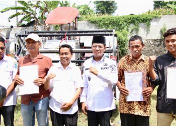 Bupati Dompu Serahkan Bantuan Alsintan Hasil Lawatan di Kementan RI 