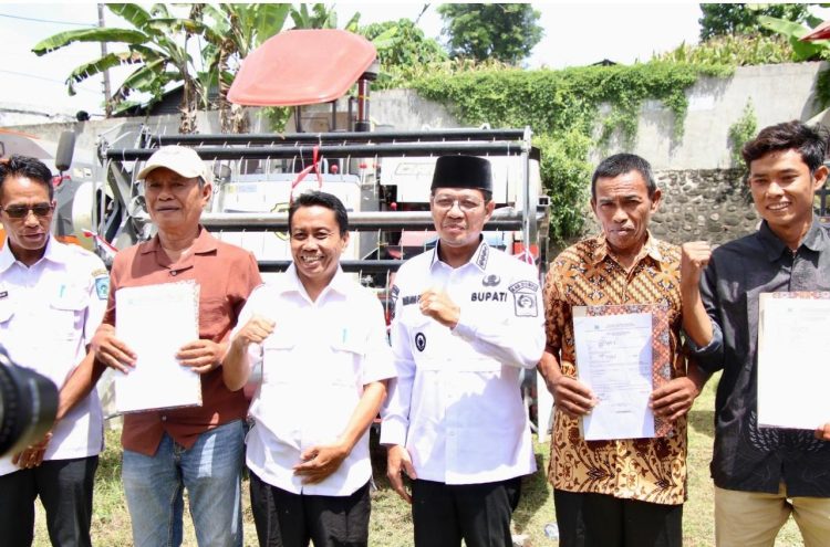 Bupati Dompu Serahkan Bantuan Alsintan Hasil Lawatan di Kementan RI   ‎