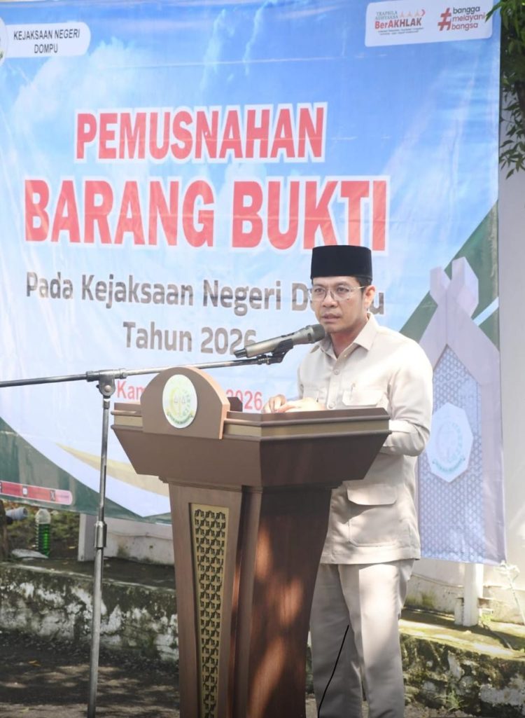 Bupati Dompu Hadiri Pemusnahan Barang Bukti Kejahatan di Kejari Dompu