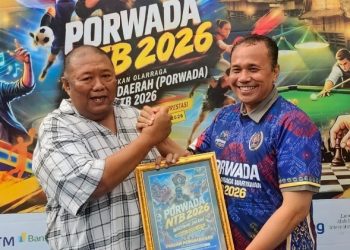 Kadiskominfo Serahkan Piagam Kepada Juri Jurnalistik dan Fotografi Porwada 2026