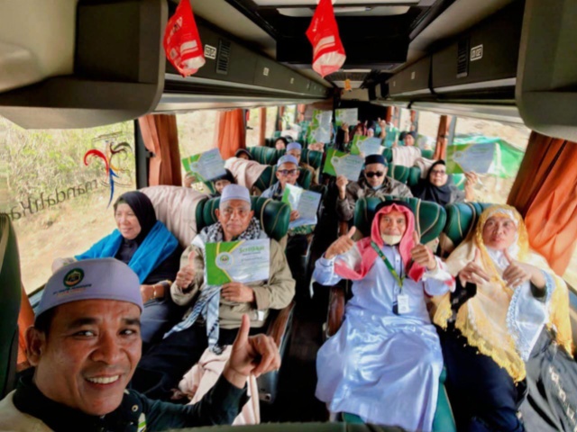 Tiba di Perbatasan Dompu-Sumbawa, Rombongan Jamaah THU Dikawal Patroli Polisi, Kepulangan Jamaah Disambut Keluarga