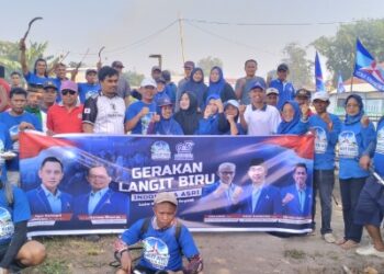Sambut HUT ke-25, Demokrat Dompu Awali Gerakan Langit Biru dengan Bersihkan TPU