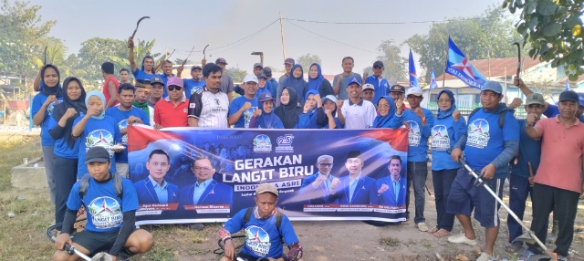 Sambut HUT ke-25, Demokrat Dompu Awali Gerakan Langit Biru dengan Bersihkan TPU