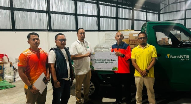 Tanggap Bencana Kebakaran Desa Adat Sade, Bank NTB Syariah Salurkan Bantuan Air Bersih dan Paket Sembako